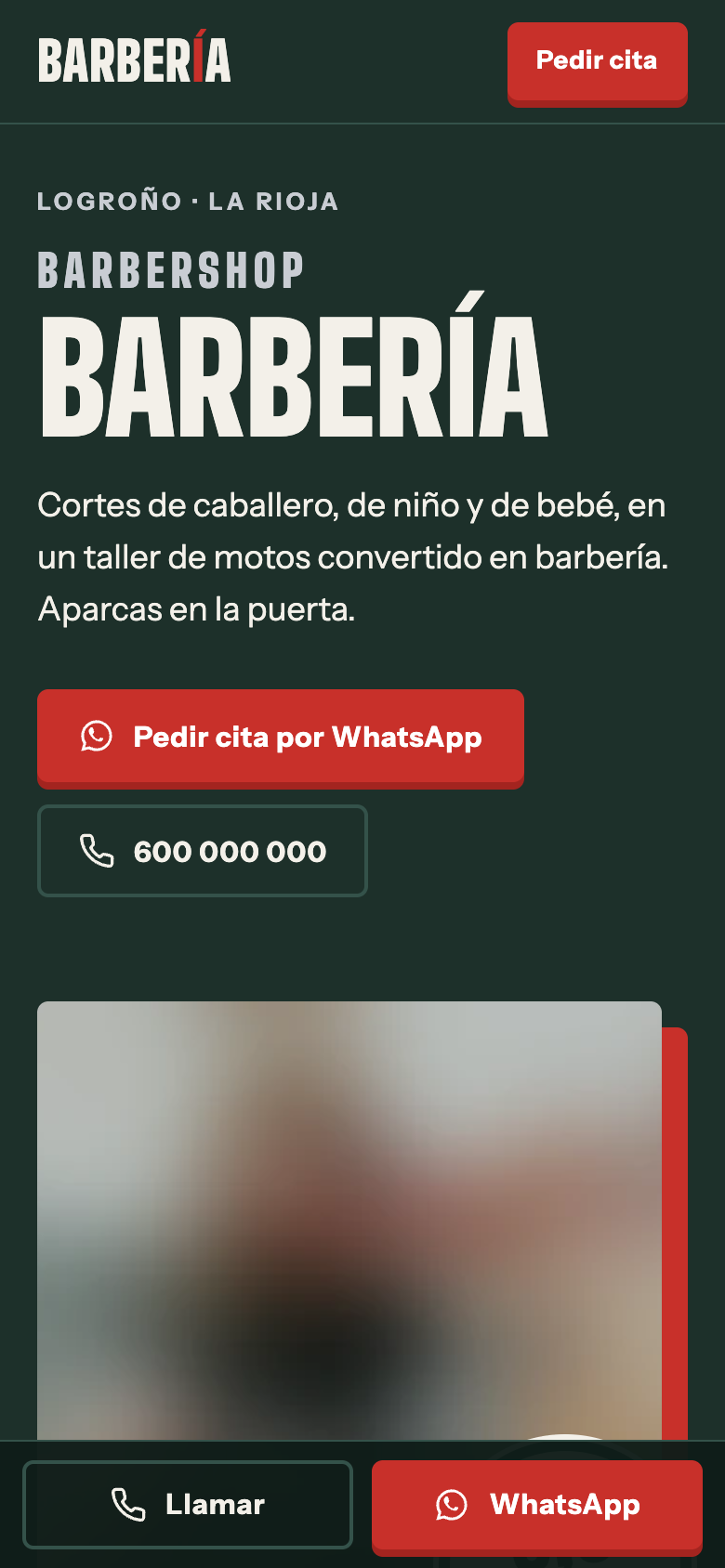 Primera pantalla del concepto de barbería en el móvil: «Barbería» en letras blancas sobre verde oscuro y botones rojos para pedir cita por WhatsApp o llamar.
