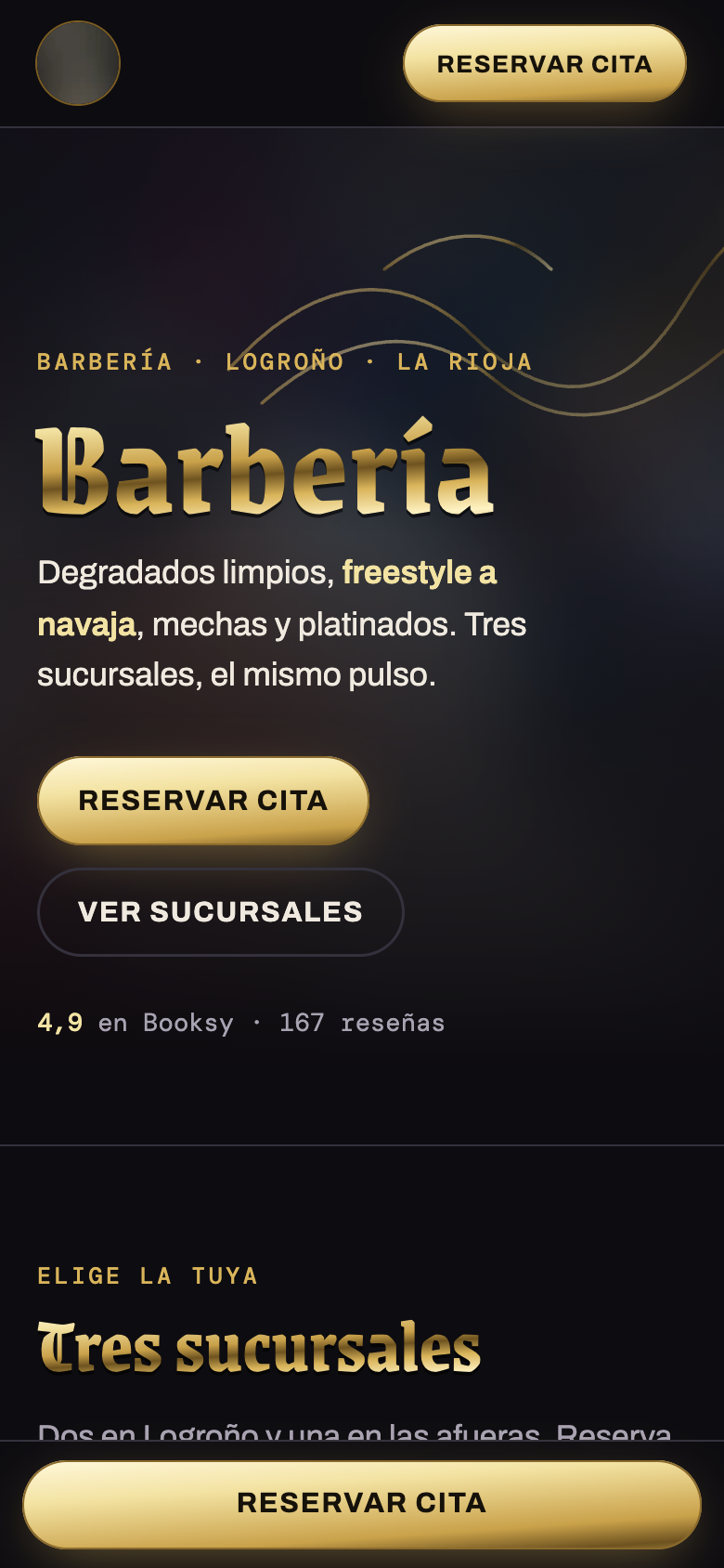 Primera pantalla del concepto de barbería con tres locales en el móvil: «Barbería» en letra gótica dorada sobre negro y botones para reservar cita y ver los locales.