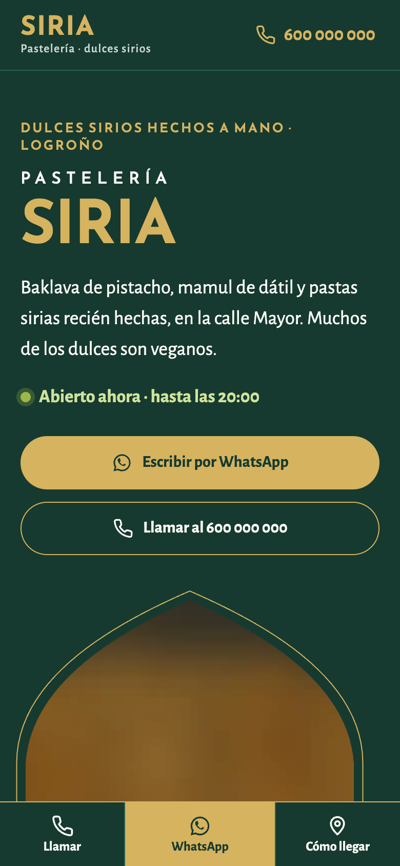 Primera pantalla del concepto de pastelería siria en el móvil: nombre en dorado sobre verde botella, aviso de «abierto ahora» y botones de WhatsApp y llamar.