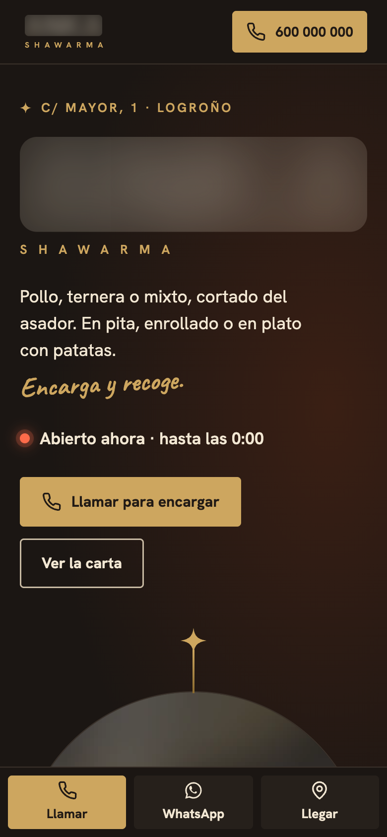 Primera pantalla del concepto de shawarma en el móvil: fondo oscuro con detalles dorados, aviso de «abierto ahora» y botones para llamar y ver la carta.